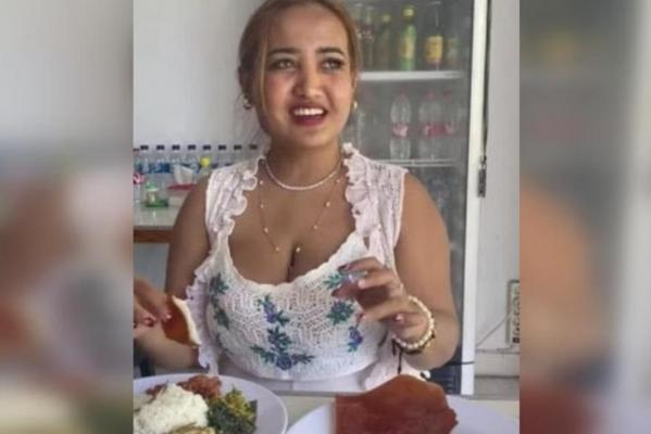 Femeie condamnată la 2 ani de închisoare, după ce a postat pe Tiktok un video în care spune o rugăciune musulmană apoi mănâncă porc