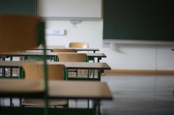 Scandal într-un liceu din Satu Mare. Doi elevi de 18 ani au fost amendaţi de poliţişti, după ce s-au bătut în şcoală