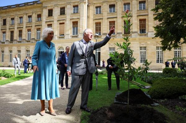 Regele Charles şi regina consoartă, primiţi cu flori şi urale la Bordeaux. Ce ţinută extravagantă a purtat Camilla