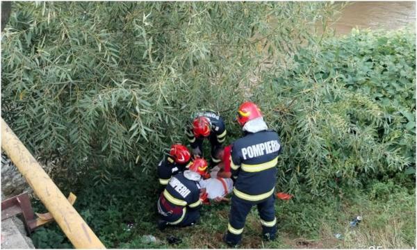 Bărbat din Hunedoara, salvat de pompieri după ce a căzut de pe un pod, de la 5 metri înălțime