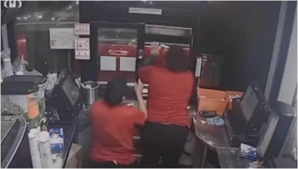 Angajata unui fast-food din SUA a tras cu arma după un client supărat că nu a primit cartofii comandați. Bărbatul era în mașină cu soția însărcinată și fetiț/a