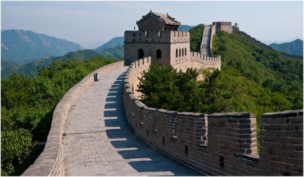 Un bărbat și o femeie din China au făcut o gaură cu excavatorul în Marele Zid Chinezesc. Voiau să creeze o scurtătură.
