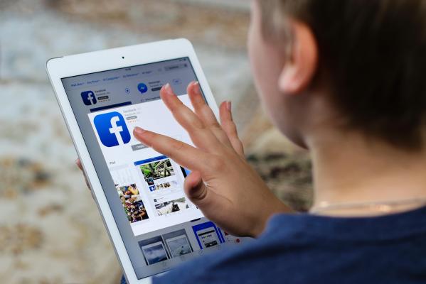 Minorii sub 16 ani ar putea avea acces la social media doar cu acordul părinţilor.
