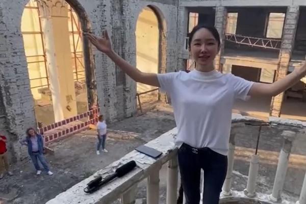 Solista de operă Wang Fan, printre ruinele Teatrului din Mariupol