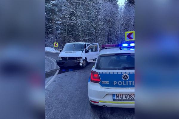 Un microbuz cu 11 pasageri s-a înfipt într-un parapet pe DN 73A, în Braşov. Şapte victime, printre care şi copii, la spital
