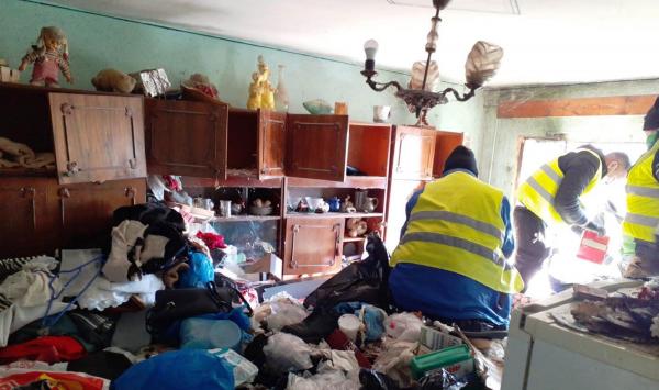 Două băimărence și-au transformat apartamentul într-o groapă de gunoi. Vecinii exasperați au chemat poliția