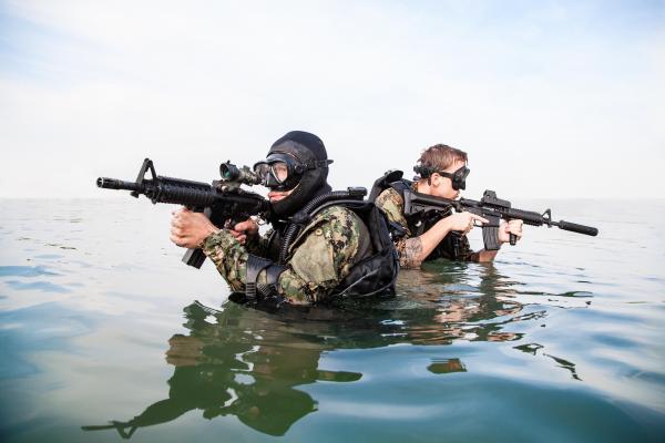 Doi pușcași marini din trupele de elită SEAL, dispăruți de o săptămână. Misiunea secretă pe care o executau
