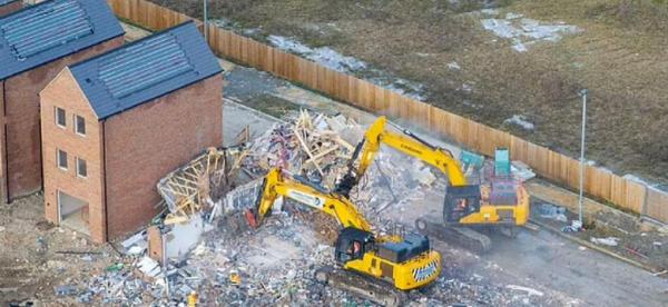 Un dezvoltator demolează 88 de case noi, după ce a descoperit o problemă. Una singură costă în jur de 1 milion de euro