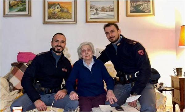 Singură pe lume, o femeie de 94 de ani din Italia a sunat la poliție ca să ureze "La mulți ani" de Revelion. Surpriza înduiosătoare de care a avut parte