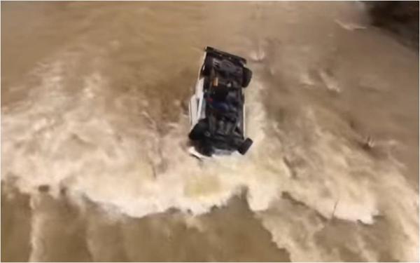 Cum a supravieţuit o tânără după ce a plonjat cu maşina în râu, în SUA. Femeia, salvată după 15 ore