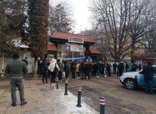 elevi ținuți la poarta liceului "Ştefan cel Mare" din Bacău