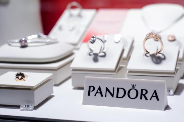 Pandora a anunţat că nu mai foloseşte argint şi aur minier. Din ce materiale vor fi făcute bijuteriile