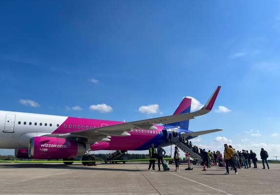 Peste 40 de pasageri, rămaşi pe dinafară după ce Wizz Air a schimbat aeronava care trebuia să zboare din Braşov la Dortmund. Compania a ales una cu mai puţine locuri