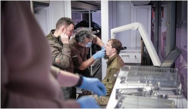 "Au fost luaţi nepregătiţi la război". Un stomatolog român din Cernăuţi a transformat un autobuz în clinică mobilă şi tratează soldaţii ucraineni pe front