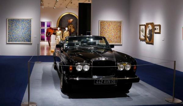 Elton John scoate la licitaţie obiecte personale, printre care şi un Bentley