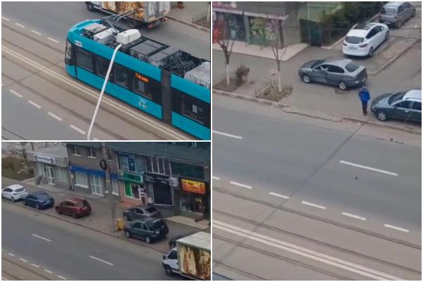 Un şofer din Galaţi a fost filmat cum conduce pe trotuar după ce a lovit un tramvai. Imaginile, surprinse de un localnic