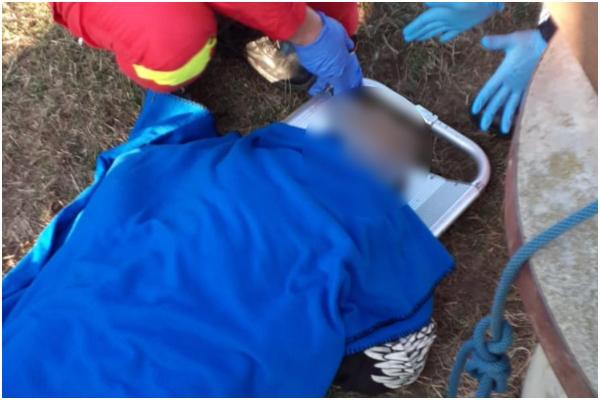 O femeie a fost salvată după ce a căzut la 10 metri adâncime, într-o fântână. Misiune contracronometru în Neamţ