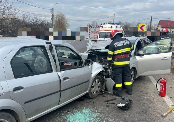 Accident grav în Țițești, judeţul Argeș. Patru persoane au fost rănite, după un impact violent între două maşini