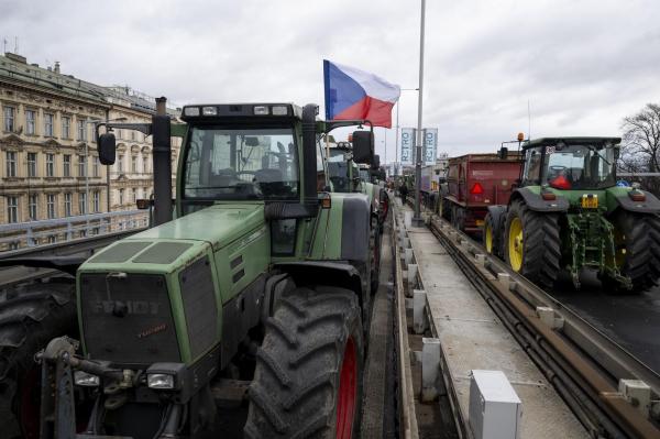 Fermierii cehi au intrat cu tractoarele în centrul orașului Praga. "Sunt disperați. Au nevoie de stabilitate"