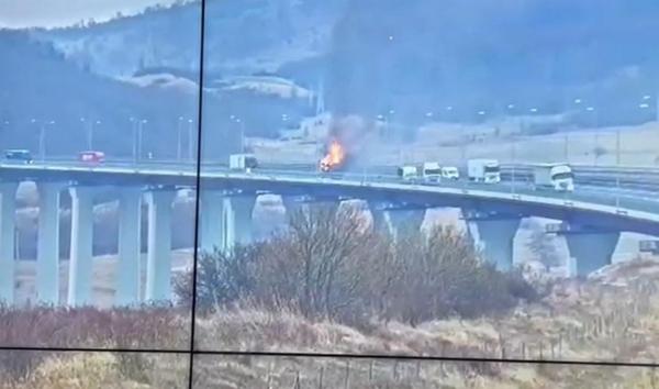 Trafic blocat pe autostrada A1, în Sibiu. Un TIR care transporta carton presat a lut foc şi s-a făcut scrum în zona viaductului de la Aciliu