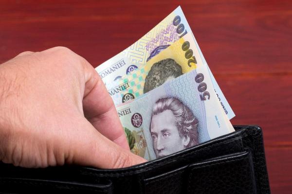 Românii speră ca noua lege a pensiilor să le aducă mai mulţi bani în portofel