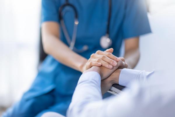 Țara care oferă prime de 70.000 de euro pentru infirmiere ca să rămână în sistemul public de sănătate