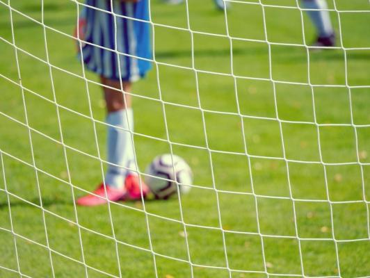 Un copil de 13 ani a murit brusc după un antrenament de fotbal, în Bistriţa-Năsăud. Băiatul ar fi consumat băuturi energizante