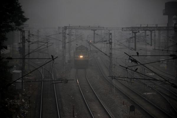 Un tren fără mecanic a continuat să parcurgă 70 de kilometri cu 100 km/h, în India. Trenul scăpat de sub control a trecut prin cinci gări. Cum a fost oprit
