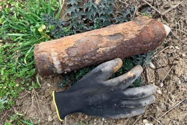 O bombă funcţională din Al Doilea Război Mondial, găsită într-un cimitir din Oradea. Muniţia a fost descoperită de un muncitor