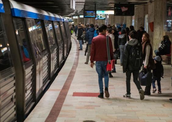 Tentativă de suicid pe magistrala de metrou M5, din Capitală. O persoană a fost scoasă în viaţă de pe şine