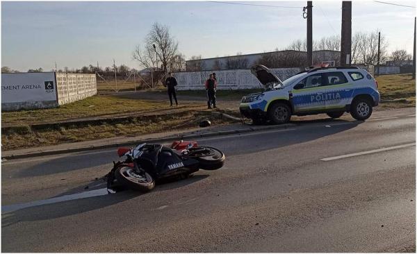 Bărbat rănit după o depășire pe o șosea din Timiș. A căzut de pe motocileta care a ajuns pe contrasens, într-o mașină de Poliție