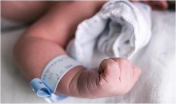 Nou născut decapitat în timpul nașterii, după ce a rămas blocat iar medicul ar fi tras cu forța de el