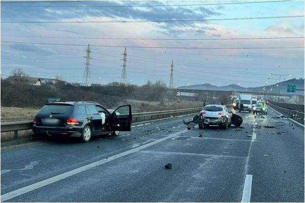 Acroşat de o maşină pe autostrada A1, în timp ce suna la 112 să anunţe că a făcut accident. Doi bărbaţi răniţi, transportaţi la spital