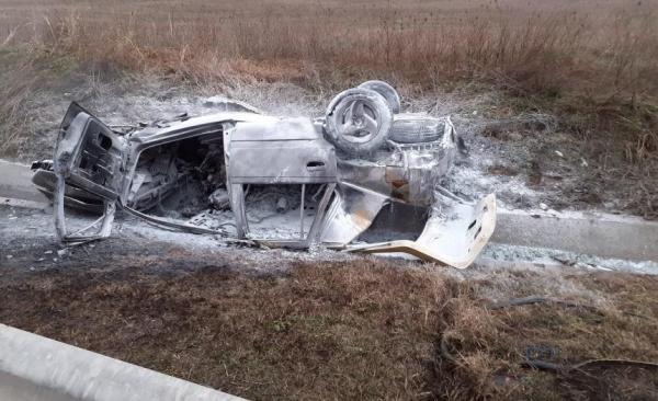 Un şofer a ars de viu, rămas blocat între fiare, după ce s-a răsturnat cu maşina pe centura oraşului Caracal