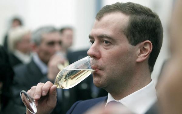 Dmitri Medvedev postează mesaje halucinante de fiecare dată după ce primeşte vin de pe podgoriile lui din Italia. Investigaţie