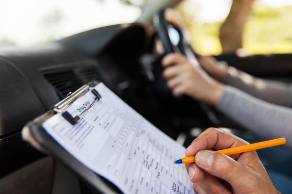 Un arădean a picat examenul teoretic pentru permisul de conducere de 59 de ori