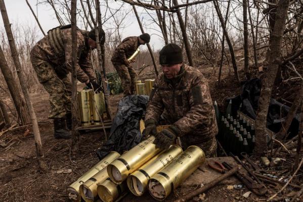 Rusia produce de trei ori mai multe obuze de artilerie decât SUA și Europa pentru Ucraina