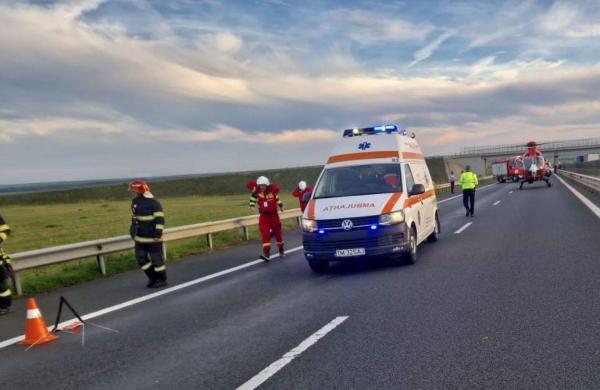 Un şofer a murit în timp ce conducea pe autostrada A1. Bărbatul a făcut infarct la volan şi s-a izbit cu maşina de parapet, între Lugoj şi Timişoara