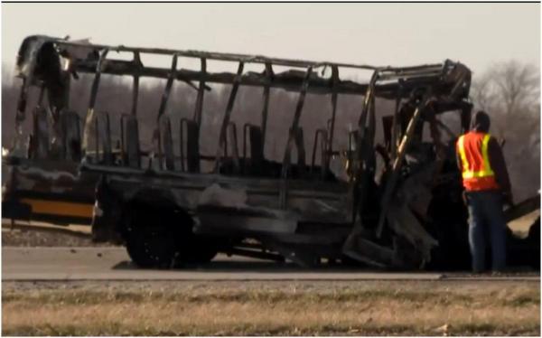 Trei copii, uciși într-un autobuz școlar care a luat foc după ce a intrat pe contrasens și s-a izbit de o basculantă, în SUA. Nici șoferii nu au spraviețuit