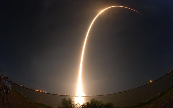 Furie în China. SpaceX, compania lui Elon Musk, construieşte sute de sateliţi spioni pentru guvernul american