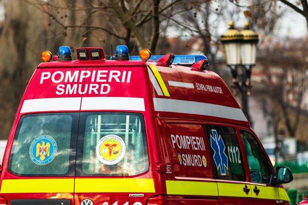 O femeie din Buzău a sărit de la etajul 4 după ce a fost încuiată în apartament de iubit. A căzut pe balconul unui vecin, 3 etaje mai jos