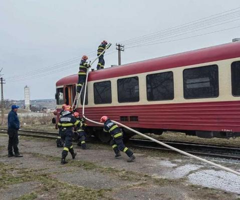 Incendiu la un tren care circula pe ruta Iaşi-Hârlău: 20 de persoane s-au autoevacuat