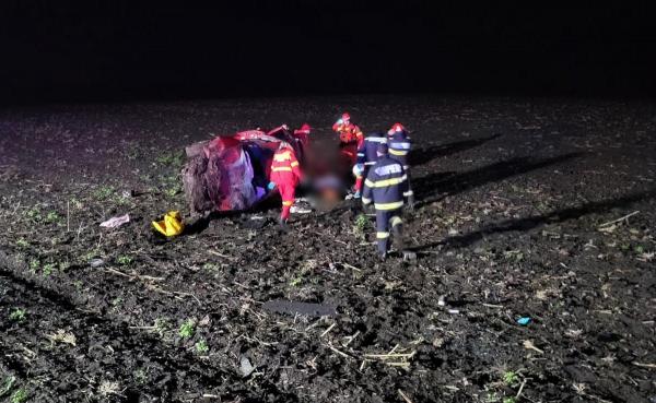 Cinci oameni răniţi, după ce o maşină s-a răsturnat pe un câmp din Galaţi. O femeie a rămas încarcerată