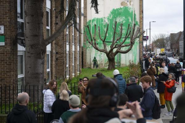 Muralul cu un copac pictat de Banksy în Londra, vandalizat la două zile de când a apărut