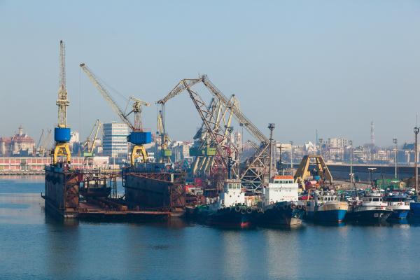 "Afacere" de dosar penal pe o macara plutitoare, în Portul Constanţa. Fapta pentru care e cercetat un marinar de 62 de ani