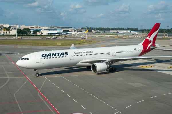 Aterizare cu probleme pe un aeroport din Australia. Un avion Airbus a aterizat cu un singur motor funcţional, după ce unul dintre ele s-a defectat