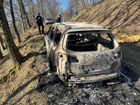 Dat dispărut de familie, un bărbat de 55 de ani din Roman a fost găsit carbonizat într-o maşină pe un drum forestier