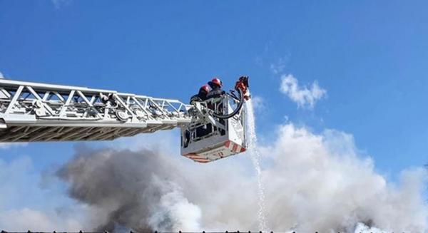 Incendiu la o fabrică de cherestea din Bacău. Focul se manifestă pe 300 de metri pătraţi
