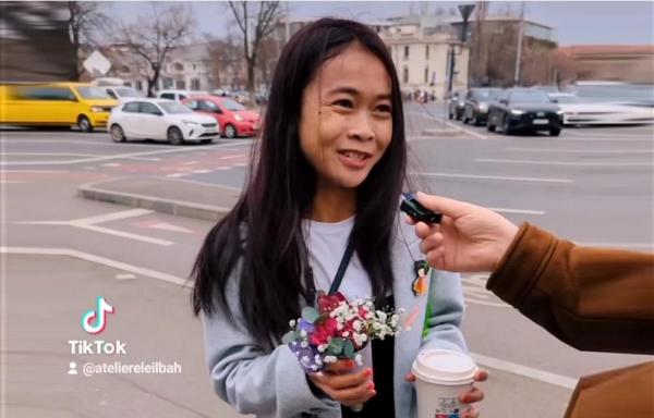 Momentul în care o tânără din Indonezia primeşte flori de 1 Martie, în România. Femeia n-a ştiut cum să reacţioneze: clipul a devenit viral