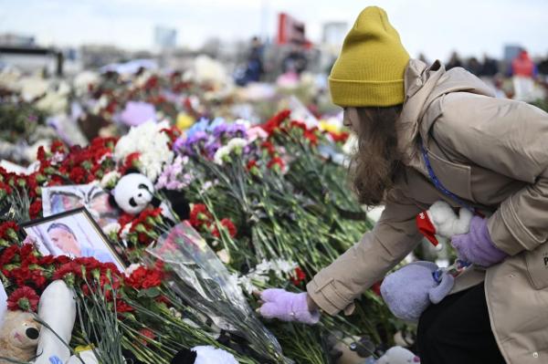 "Credeţi-mă, chiar dacă nu vedeţi lacrimi pe faţa sa, nu înseamnă că nu suferă". Putin, absent în continuare de la omagiile aduse victimelor atentatului din Moscova
